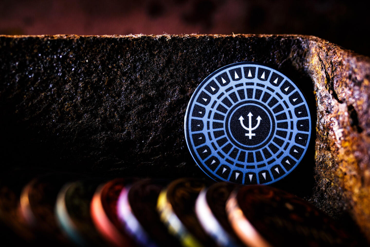 Pocker chip in a vintage and rusty vibe setting