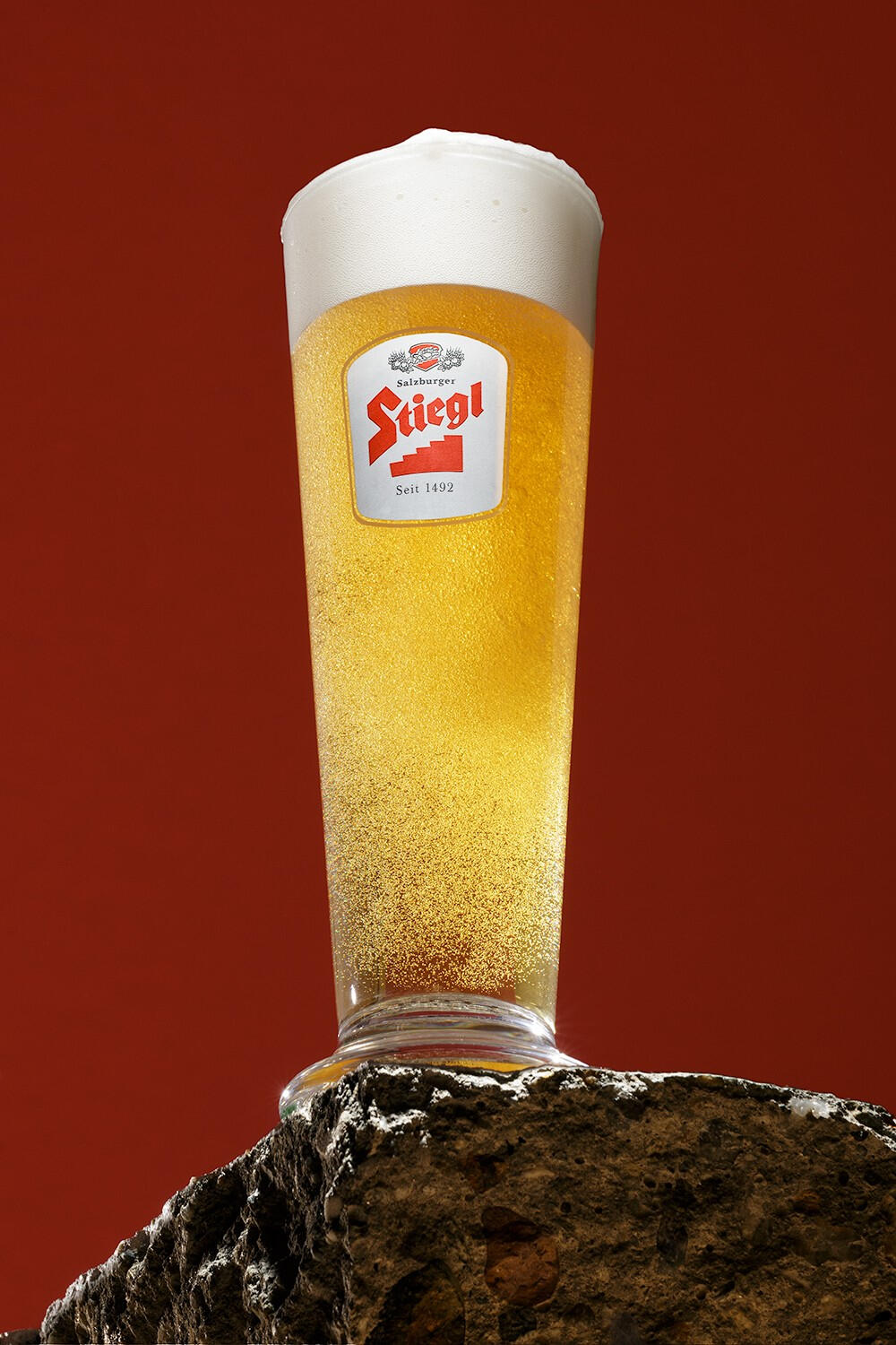 Macro shot a summer beverage with bubbles, ice and lemon